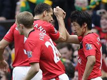 Radost fotbalist Manchesteru United: zleva Evra, Ferdinand, Fletcher a stelec Park i-sung 