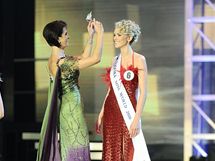 esk Miss World 2010 Veronika Machov dostala korunku od editelky soute Michaely Malov