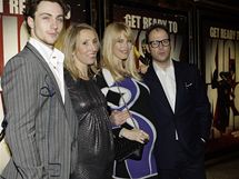 Modelka Claudia Schifferov s manelem a britsk herec Aaron Johnson s reisrkou Sam Taylor Woodovou