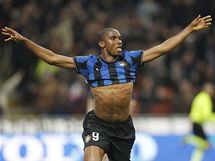 Samuel Etoo z Interu Miln se raduje z branky.