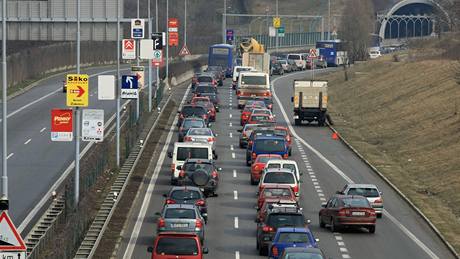 Pisárecký tunel ucpaný auty návtvník zemdlských veletrh, které v nedli zaaly na brnnském výstaviti.