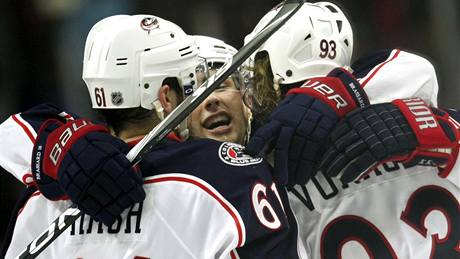 Hrái Columbusu se radují z výhry na led Chicaga. Zleva: Rick Nash, Derick Brassard  a Jakub Voráek