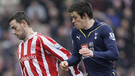 Rory Delap ze Stoke City (vlevo) si kryje mí ped Garethem Balem z Tottenhamu