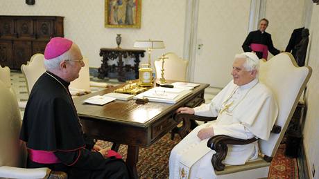 Vatikán 12. bezna 2010, papeova soukromá knihovna: Benedikt XVI. pijal nmeckého arcibiskupa Roberta Zollitsche, který jej informoval o pípadech zneuívání dtí kními v papeov vlasti  