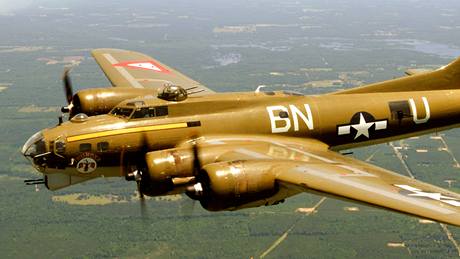 Bombardr B-17 G, stejn typ, kter odstartoval 24. bezna 1945 ze zkladny 15. leteck armdy Spojench stt v Cellone.