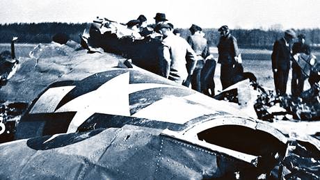 TROSKY. Dobový snímek zachycuje odklízení trosek amerického bombardéru v erníkovicích.