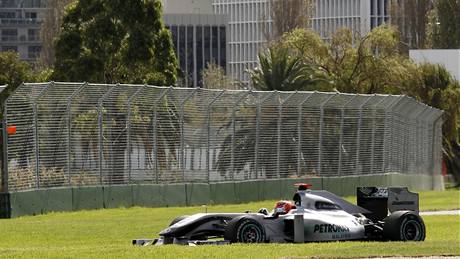 I mistr tesa se utne. Michael Schumacher s Mercedesem mimo tra.