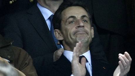 Francouzský prezindent Nicolas Sarkozy aplauduje ragbistm jeho zem.