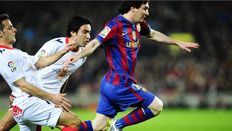 Lionel Messi z Barcelony (vpravo) se snaží uniknout Javieru Camunasovi (vlevo) a Javad Nekoumanovi z Osasuny Pamplona. Lionel Messi z Barcelony (vpravo) se snaží uniknout Javieru Camunasovi (vlevo) a Javad Nekoumanovi z Osasuny Pamplona.