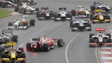 Nepehledná situace po startu Velké ceny Austrálie. Problémy má Alonso na Ferrari. 