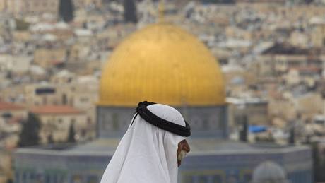 Palestinec sleduje Jeruzalém z Olivové hory Palestinec sleduje Jeruzalém z Olivové hory