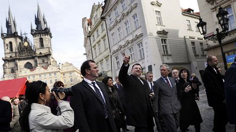 Po bohoslub si princ Charles proel historické jádro Prahy. Jeho pítomnost budila obrovský zájem turist.