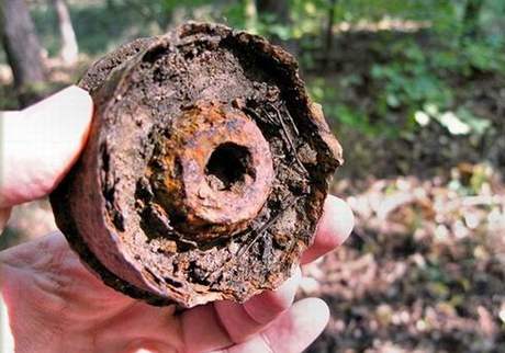 Dno nábojky granátu je jedním z mnoha pozstatk exploze, které se v Boím lese naly.