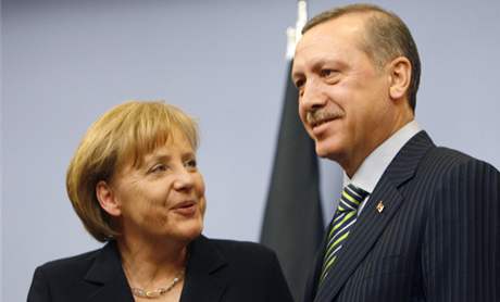 Nmecká kancléka Angela Merkelová s tureckým premiérem Recepem Tayyipem Erdoganem (29. bezna 2010)  