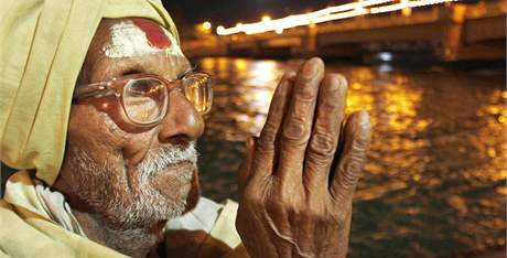 V indickm Haridvru kon jedna z nejvtch hinduistickch pout Kumbh Mela. Bhem jednoho msce dlouh slavnosti navtvilo severoindick msto 10 milion vcch, aby zde v ece Ganze provedli oistnou koupel. (30. bezna 2010)