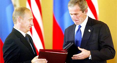 Vladimr Putin a George Bush po podpisu smlouvy SORT v roce 2002 v moskevskm Kremlu.