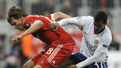 Holger Badstuber z Bayernu Mnichov (vlevo) v souboji s Nanim z Manchesteru United.