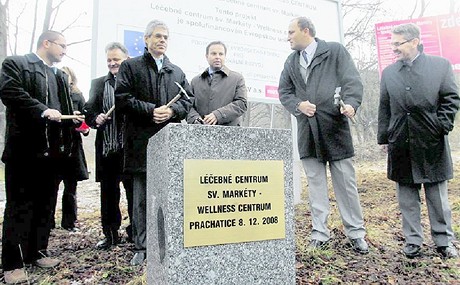 Jet ped rokem a pl zástupci lázní Ladislav Marek (druhý zprava) a starosta Jan Bauer (tetí zprava)  slavnostn klepali na základní kámen. Pak se stavební práce zastavily.