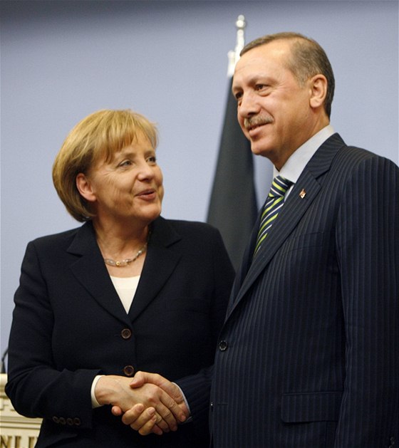 Nmecká kancléka Angela Merkelová s tureckým premiérem Recepem Tayyipem Erdoganem (29. bezna 2010)  