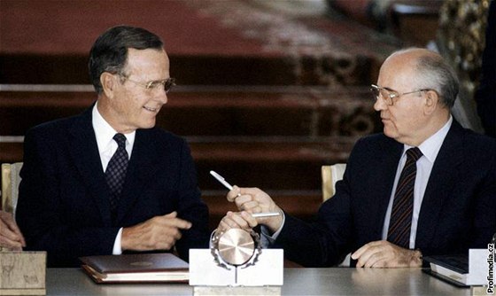 George Bush starí a Michail Gorbaov si vymují pera pi podpisu smlouvy START 1 v roce 1991 v moskevském Kremlu.