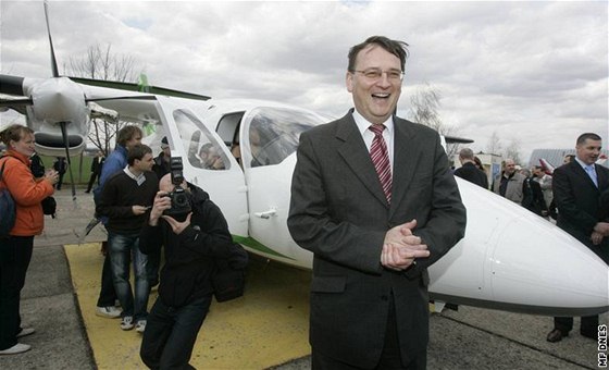 Petr Neas (na snímku) se zajel podívat i na nový typ dopravního letadla do Kunovic.