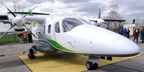 Zástupci kunovické továrny Evektor pedstavili 30. bezna nové dopravní letadlo EV-55 Outback.