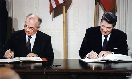 Michail Gorbaov a Ronald Reagan podepisuj smlouvu INF v roce 1987 v Blm Dom v USA.