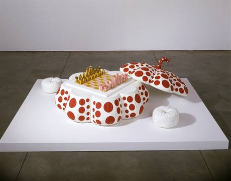 Vstava v centru DOX: Yayoi Kusama, Dov souprava, 2003