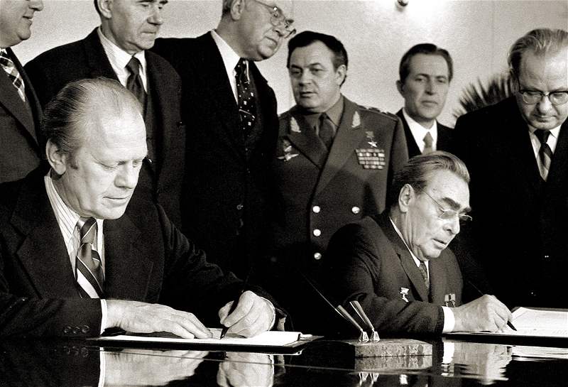 Gerald Ford a Leonid Brenv u podpisu komuniké po jednání o omezení strategických zbraní v roce 1974 ve Vladivostoku.
