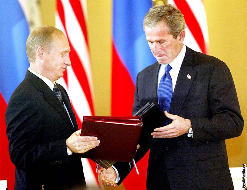 Vladimír Putin a George Bush po podpisu smlouvy SORT v roce 2002 v moskevském Kremlu.