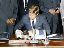 John Fitzgerald Kennedy podepisuje smlouvu v roce 1963 v Blm Dom v USA.