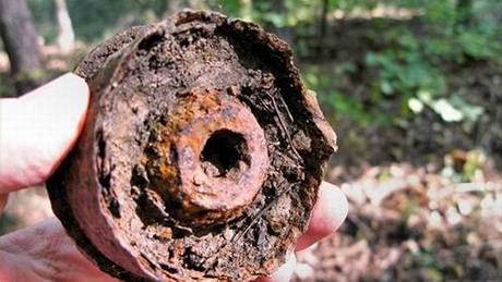 Dno nábojky granátu je jedním z mnoha pozstatk exploze, které se v Boím lese naly.