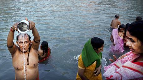 V indickém Haridváru koní jedna z nejvtích hinduistických poutí Kumbh Mela. Bhem jednoho msíce dlouhé slavnosti navtívilo severoindické msto 10 milion vících, aby zde v ece Ganze provedli oistnou koupel. (30. bezna 2010)