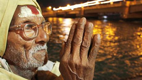 V indickém Haridváru koní jedna z nejvtích hinduistických poutí Kumbh Mela. Bhem jednoho msíce dlouhé slavnosti navtívilo severoindické msto 10 milion vících, aby zde v ece Ganze provedli oistnou koupel. (30. bezna 2010)