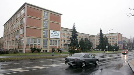 NA PRODEJ. Na velkých budovách v Jablonci visí cedule na prodej. Na snímku je administrativní budova Jablonexu.