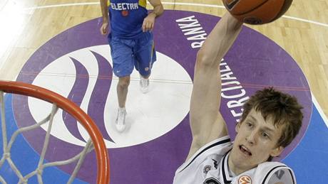 Jan Veselý z Partizanu Blehrad smeuje do koe Maccabi Tel Aviv. V pozadí Chuck Eidson