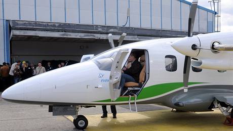 Zástupci kunovické továrny Evektor pedstavili 30. bezna nové dopravní letadlo EV-55 Outback.