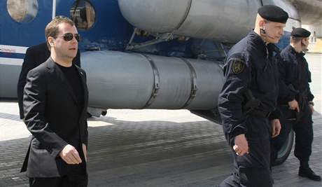 Ruský prezident Dmitrij Medvedv po píletu do Dagestánu (1.4.2010)
