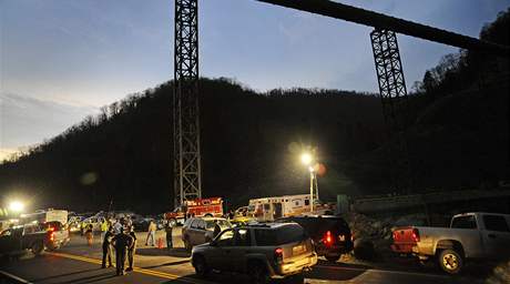Nejmén 25 horník zahynulo pi explozi v dole v americké Západní Virginii (6.4.2010)