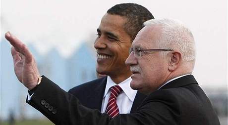 Barack Obama a Václav Klaus pi píletu amerického prezidenta na letit v Ruzyni