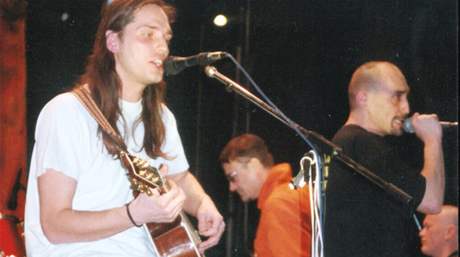 Martin "Márty" Pokora (vlevo s kytarou), Mario Feinberg s mikrofonem, úpln vpravo Zdenk Smetana, baskytarista Narvanu