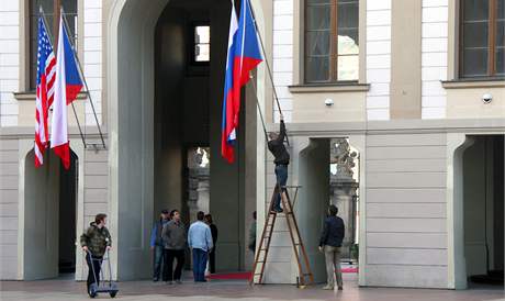 Na Praském hrad se na poslední chvíli vyvují státní vlajky. (8. dubna 2010)