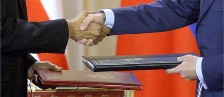 Prezidenti Barack Obama a Dmitrij Medvedv pi podpisu smlouvy START ve panlskm sle Praskho hradu. (8. dubna 2010)