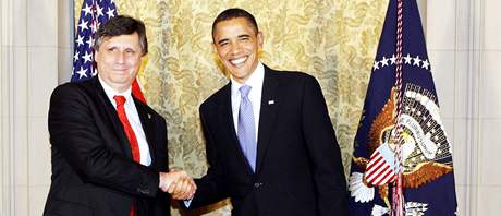 Barack Obama vítá premiéra Jana Fischera ped slavnostní veeí v rezidenci USA (8. dubna 2010)