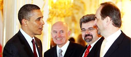 Barack Obama se jet ped odletem stihl setkat s ministrem zahranií Janem Kohoutem. (9. dubna 2010)