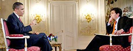 Barack Obama pi rozhovoru s televizní stanicí ABC News konaném na Praském hrad.