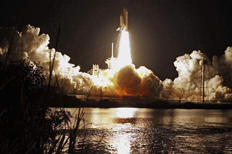 Raketoplán Discovery odstartoval k ISS se sedmilennou posádkou na palub (5. dubna 2010)