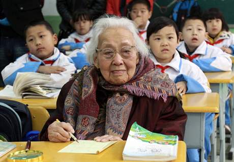 Siou-sien Mao la do první tídy ve 102 letech