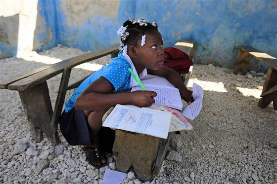 V haitské metropoli Port-au-Prince byla vera poprvé po tém tech msících od niivého zemtesení obnovena výuka (6.4.2010)