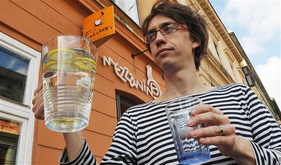 Provozovatel kavárny Mezzanine v Brn v Údolní ulici Igor Czajkowsky nabízí zákazníkm zdarma vodu s plátky citrus. Hosté si ji mohou u baru nalít sami